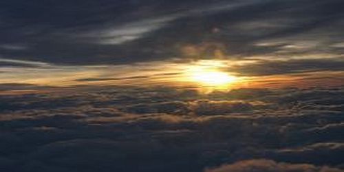 Sonne zwischen Wolkenschichten